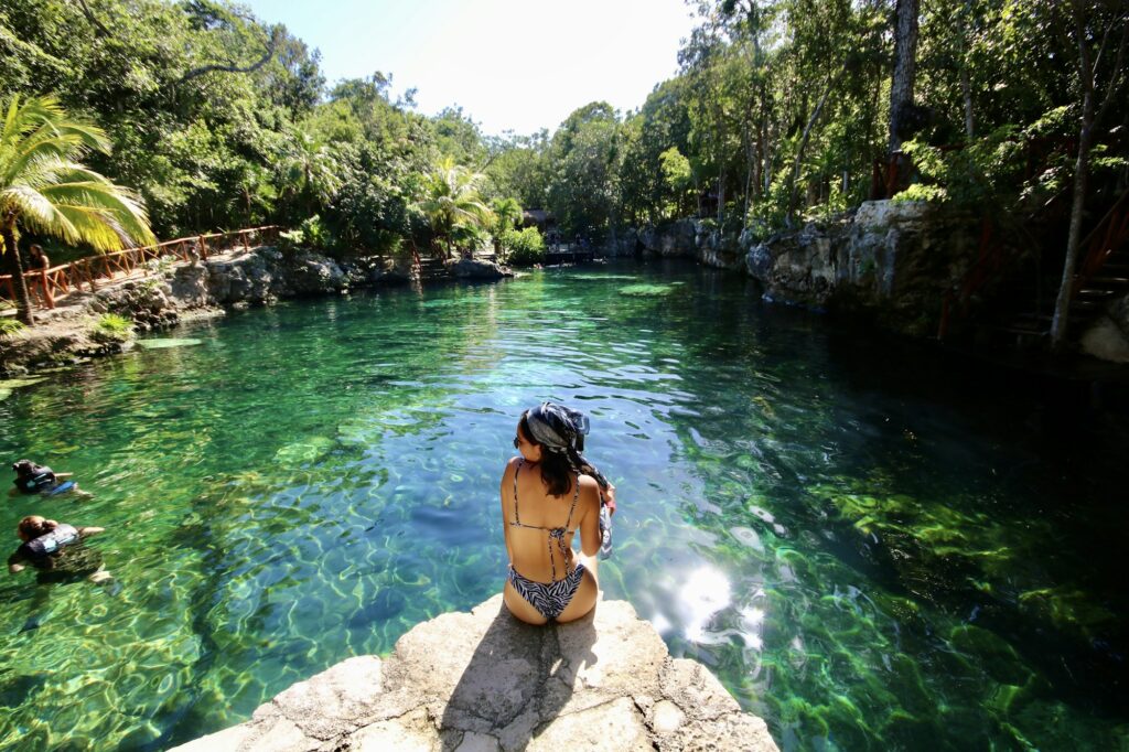 Eau turquoise d'un cénote au Yucatán