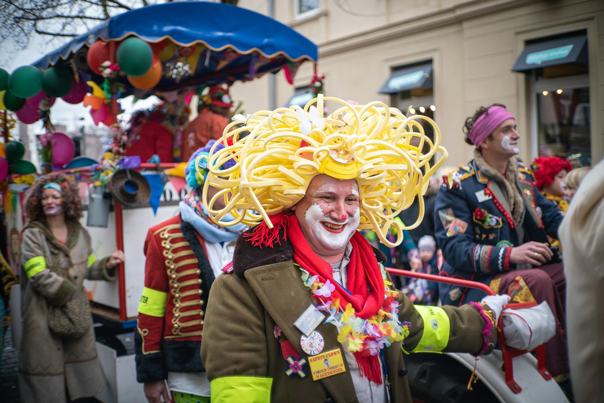 Char et participants déguisés lors d'un cortège de carnaval en Allemagne
