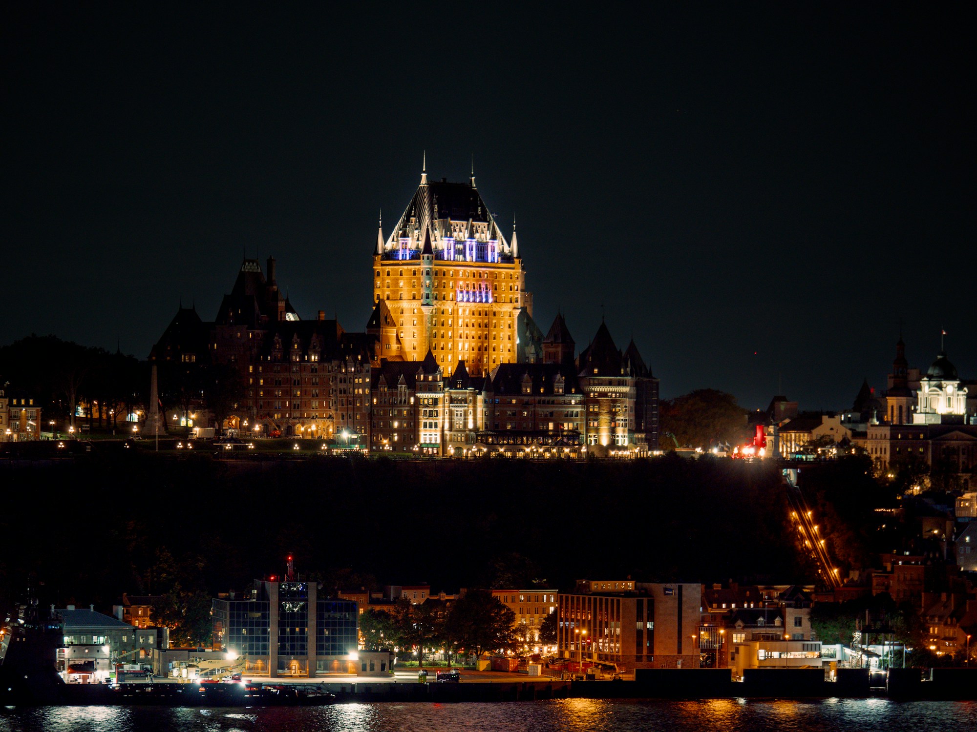 Das Château Frontenac bei Nacht über dem Sankt-Lorenz-Strom, in Québec