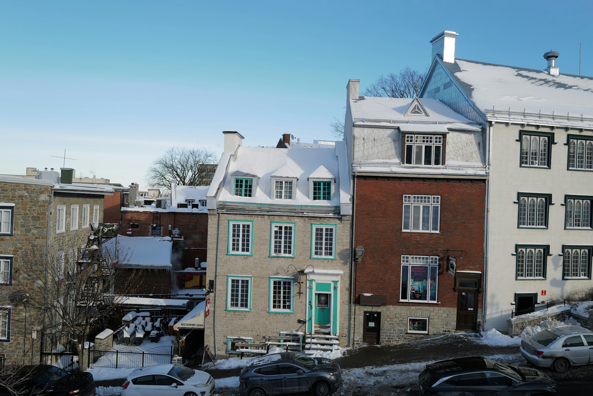 Verschneite Häuser im Vieux-Québec an einem klaren Wintertag