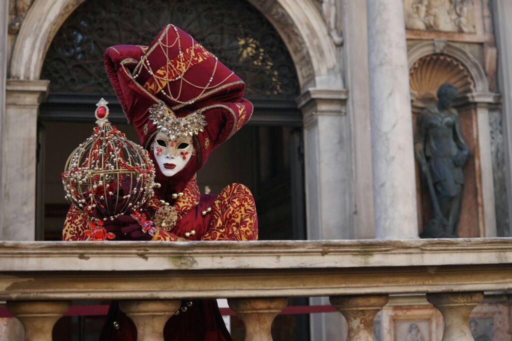 Femme présentant un costume du Carnaval de Venise
