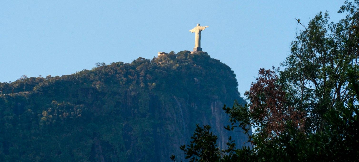 Die Christusstatue auf dem Corcovado im leichten Dunst