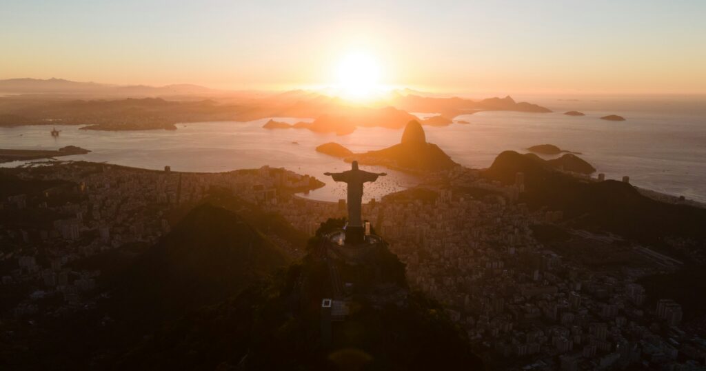 Le Christ Rédempteur au sommet du Corcovado dans la brume légère