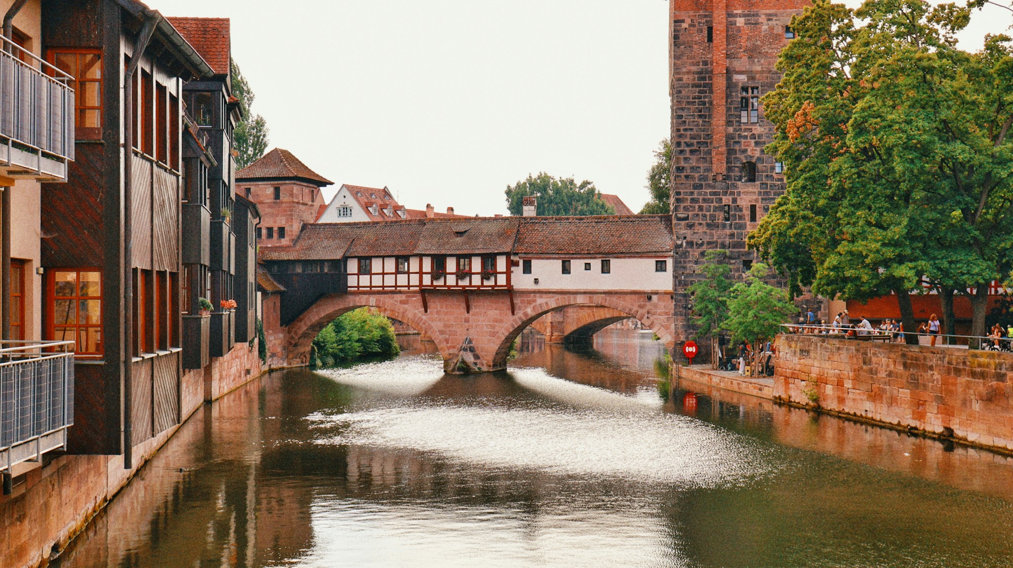 Überdachte Brücke über die Pegnitz im historischen Zentrum von Nürnberg
