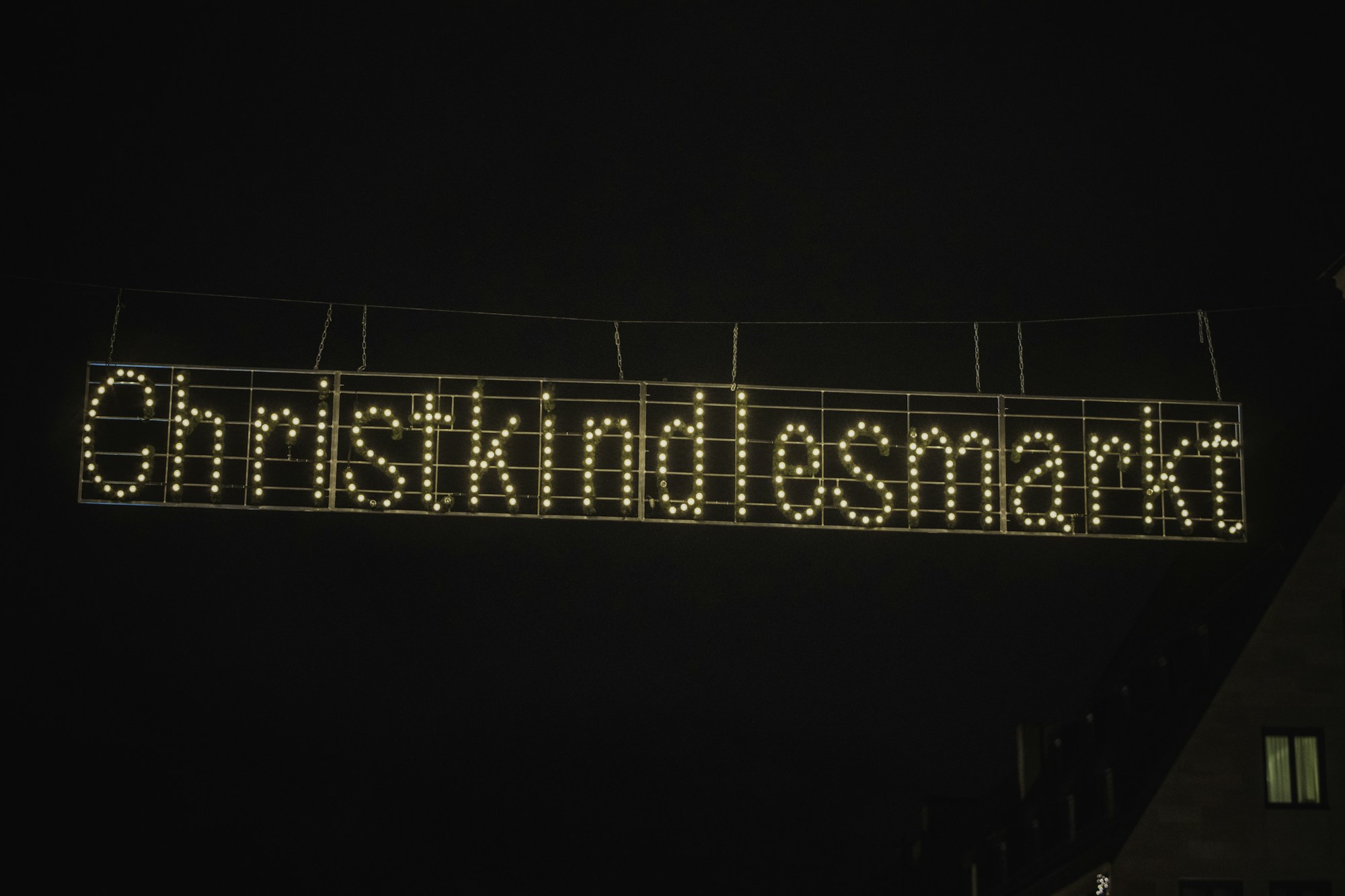 Leuchtende Schrift „Christkindlesmarkt“ in der Nacht