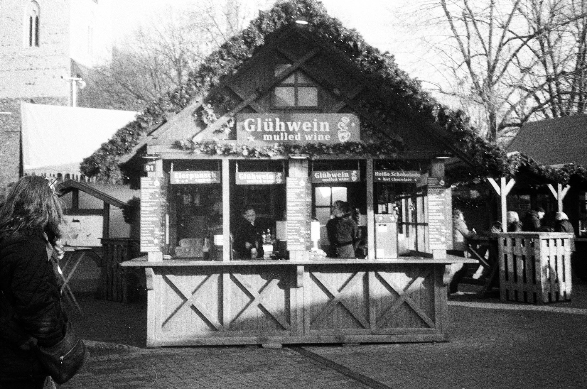 Glühweinstand, mit Girlanden geschmückt, auf einem Weihnachtsmarkt