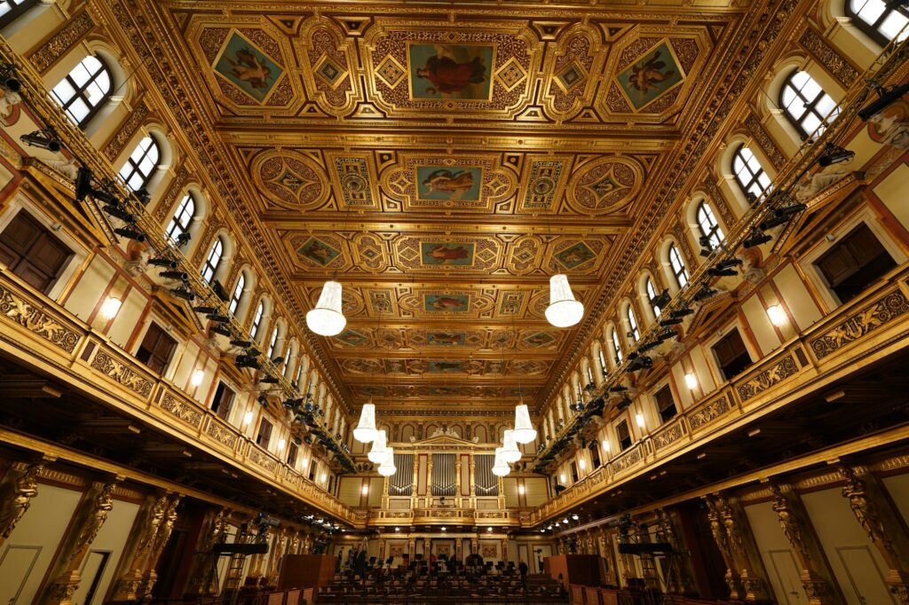Salle de concert dorée à Vienne, avec lustres et balcons, avant un concert symphonique