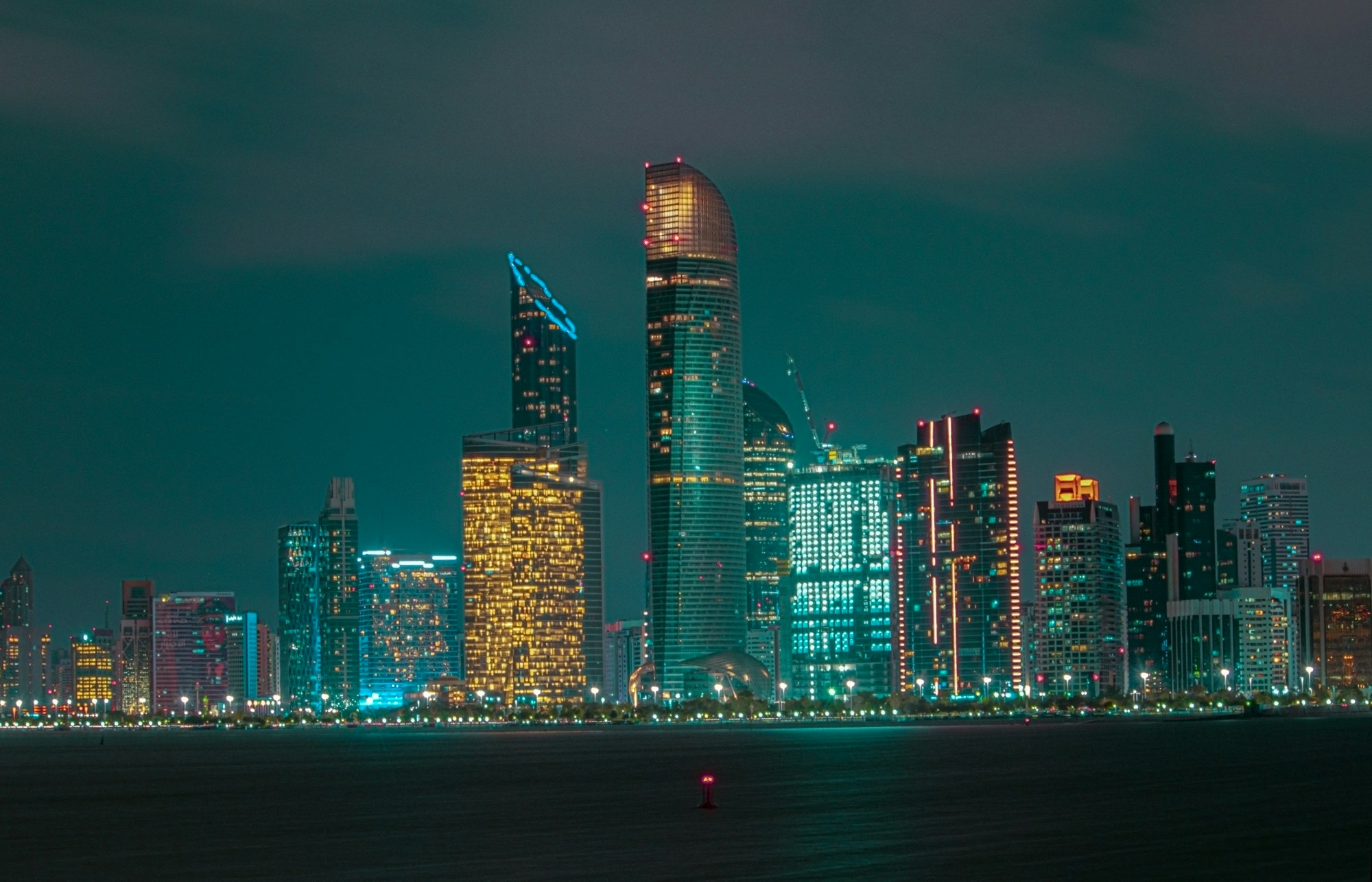 La corniche d'Abu Dhabi, au bord de la mer