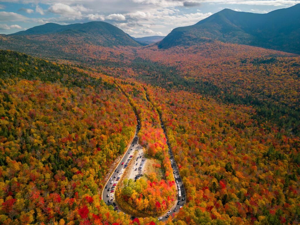 Vue aérienne de la Kancamagus Highway dans les couleurs d'automne