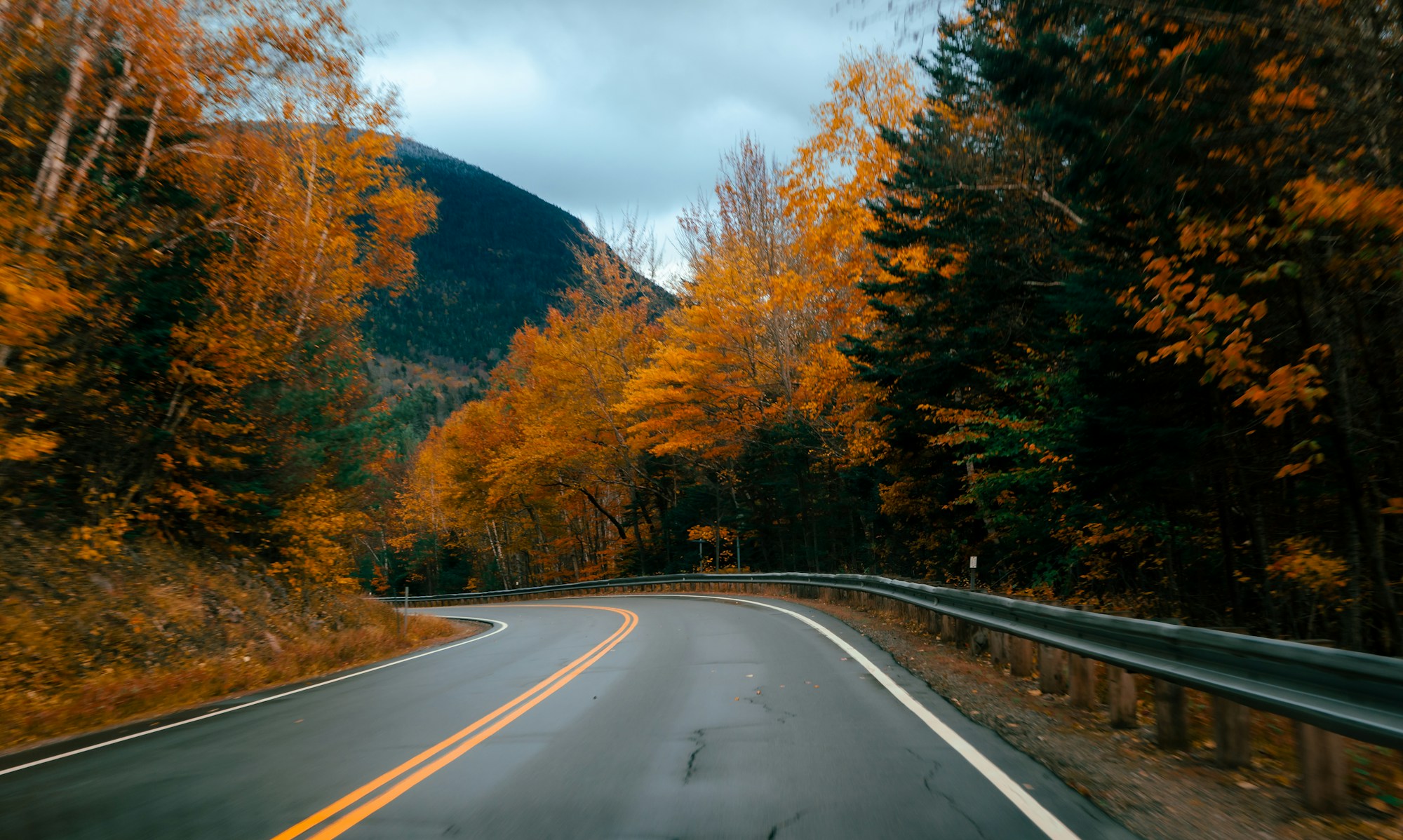 Kancamagus Highway fiancheggiata da foreste dai colori autunnali nel New Hampshire