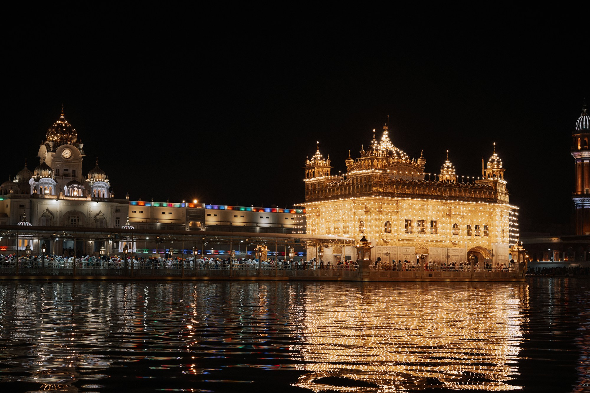 Der Goldene Tempel von Amritsar bei Nacht beleuchtet