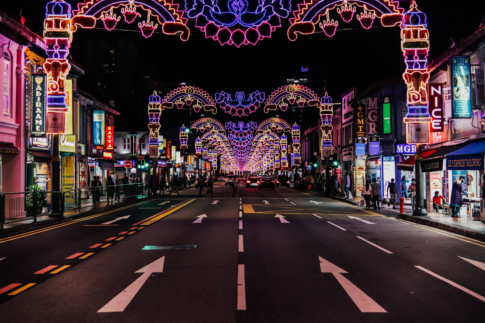 Lichterketten über der Serangoon Road in Little India, Singapur