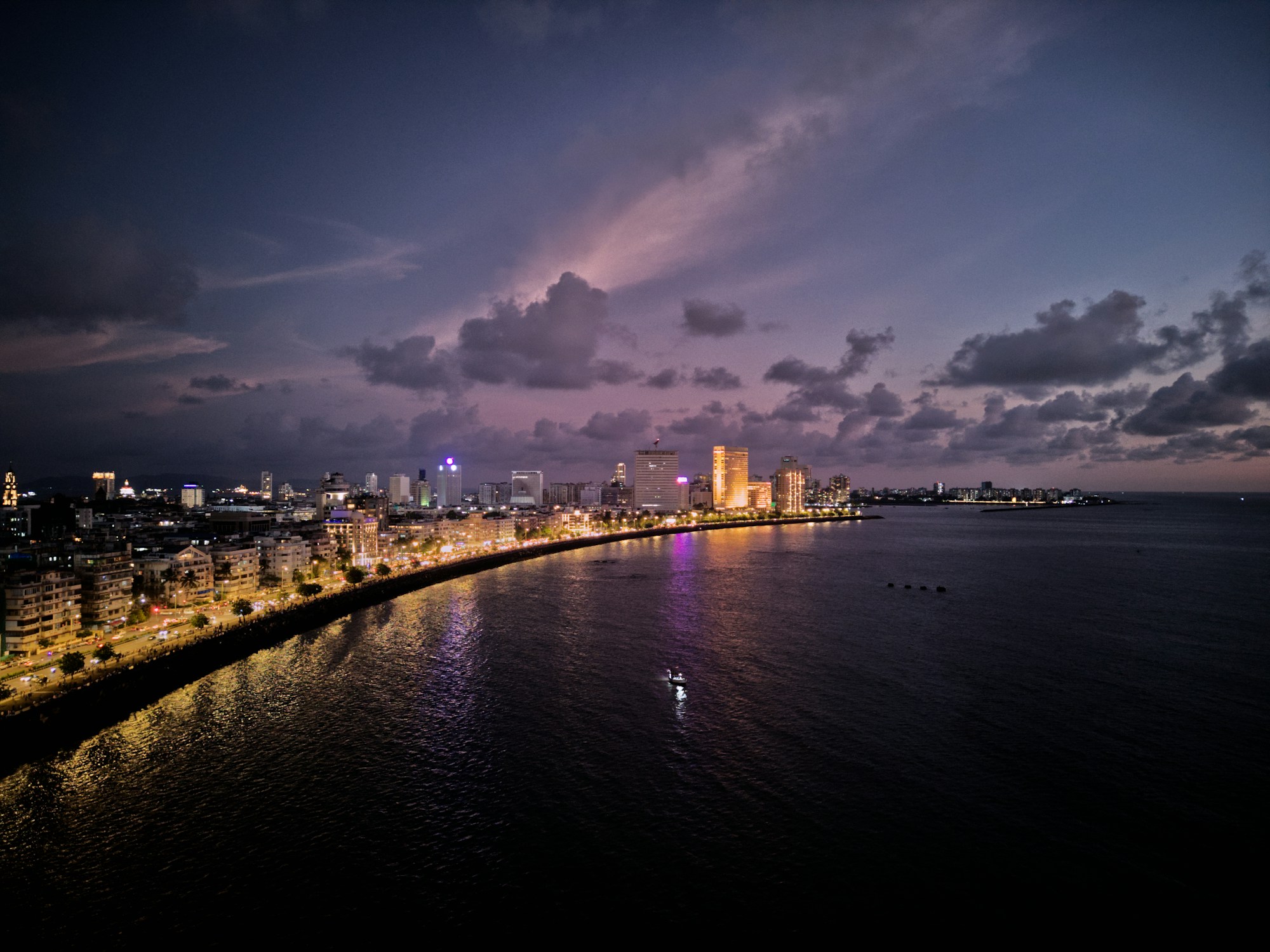 Der Marine Drive in Mumbai am Abend