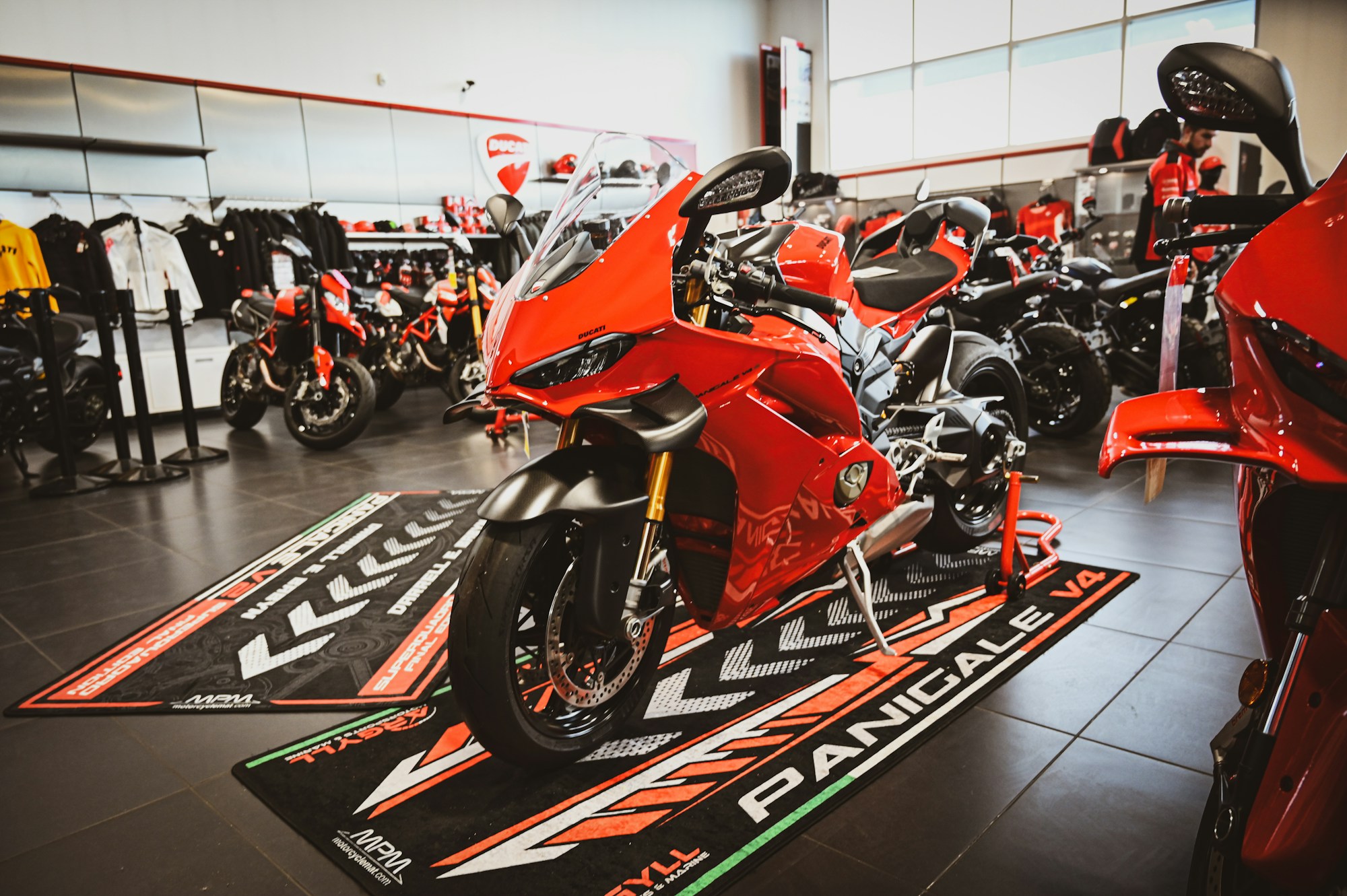Una moto roja expuesta en interior