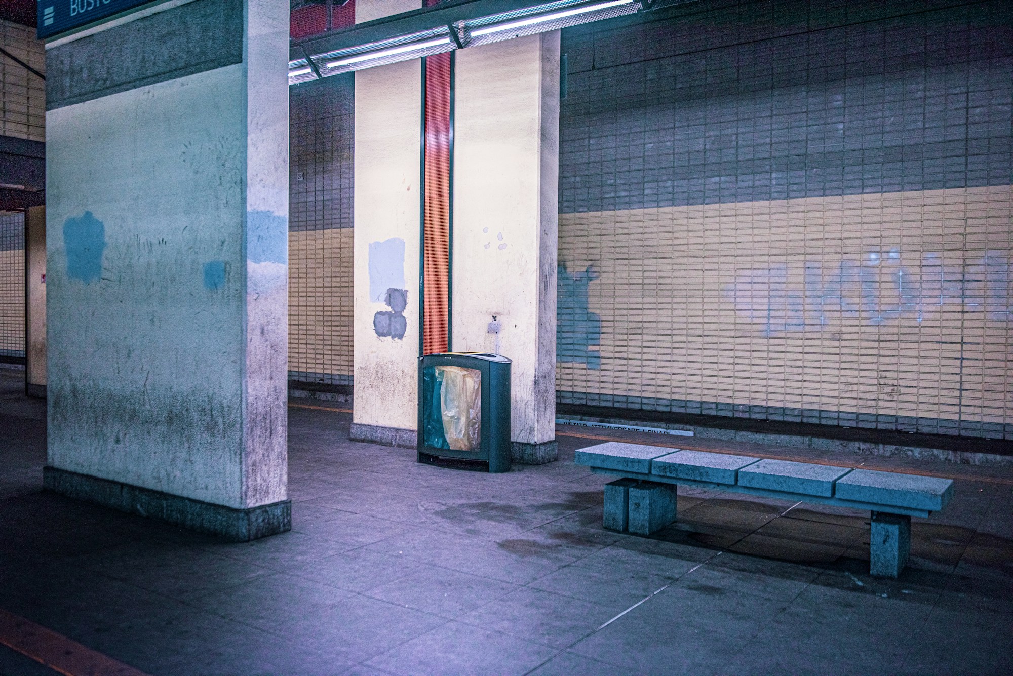 Un andén de metro vacío con un banco