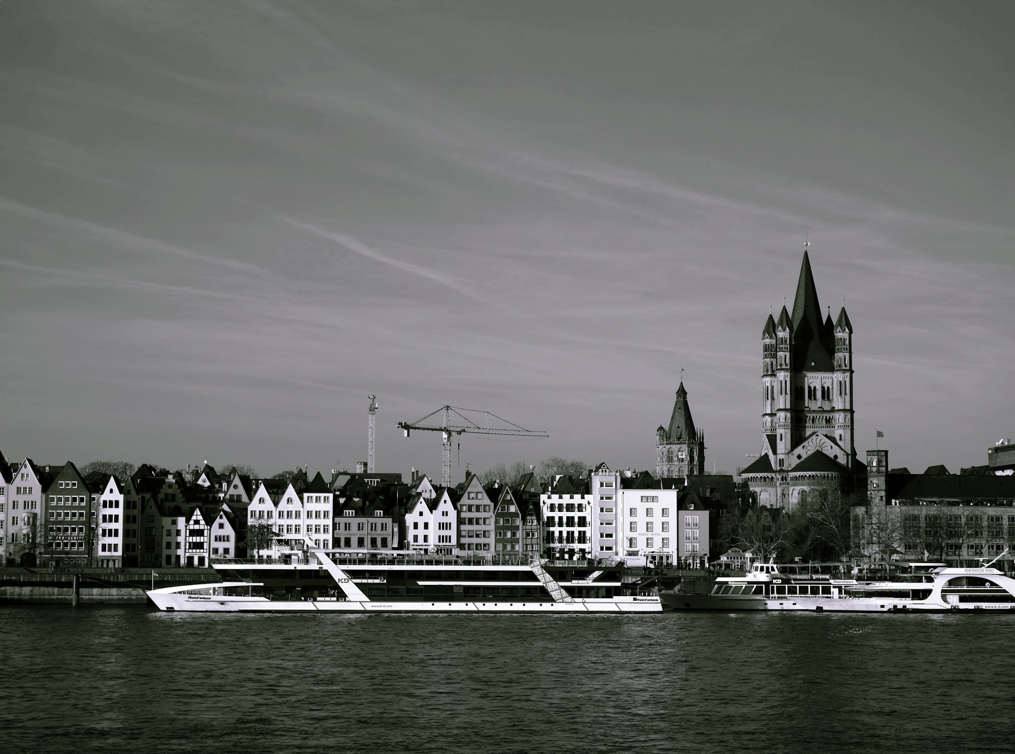 Fassaden der Kölner Altstadt und die Kirche Groß St. Martin am Rhein