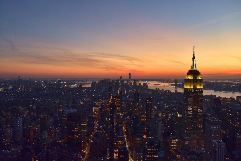 Empire State Building et skyline de New York au crépuscule