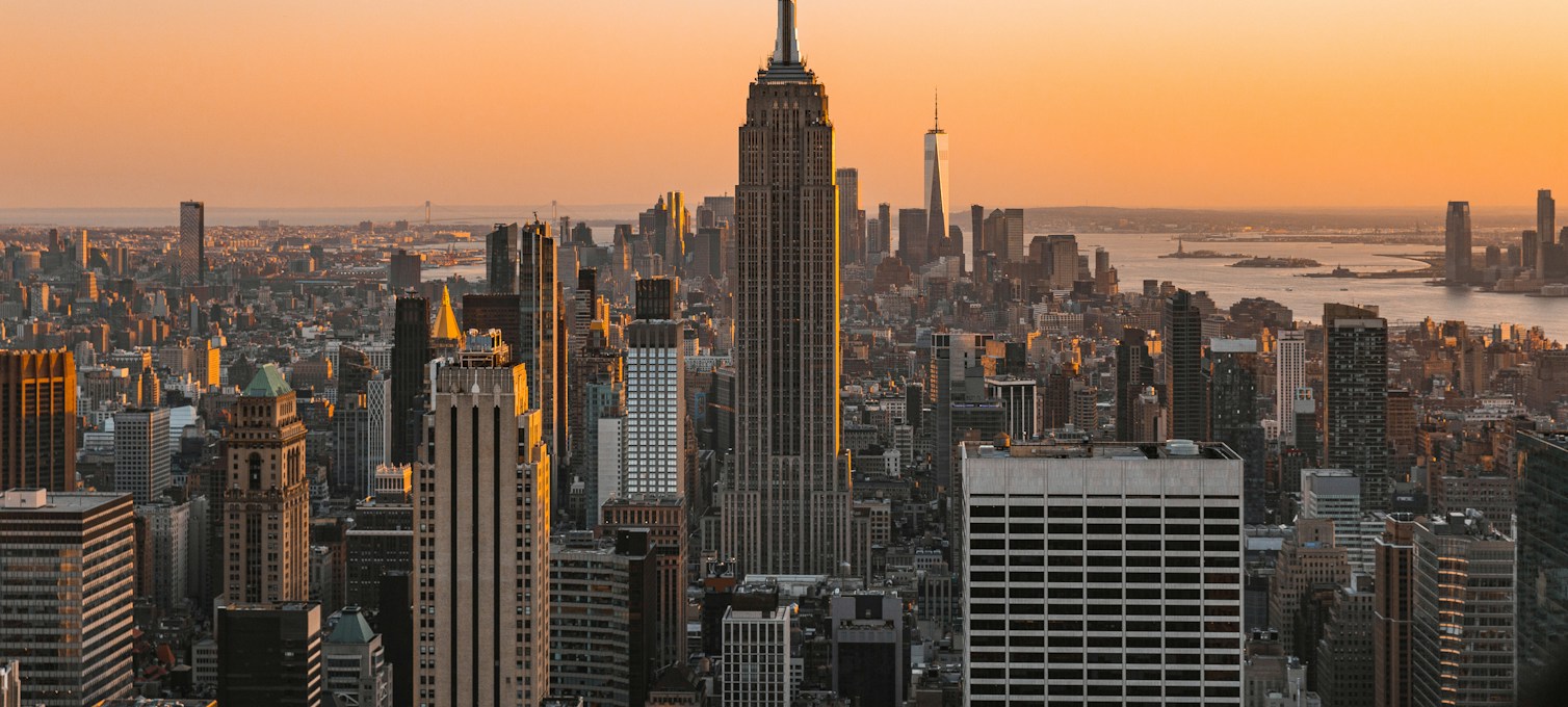 Skyline von New York bei Sonnenuntergang, von einem Dach aus gesehen
