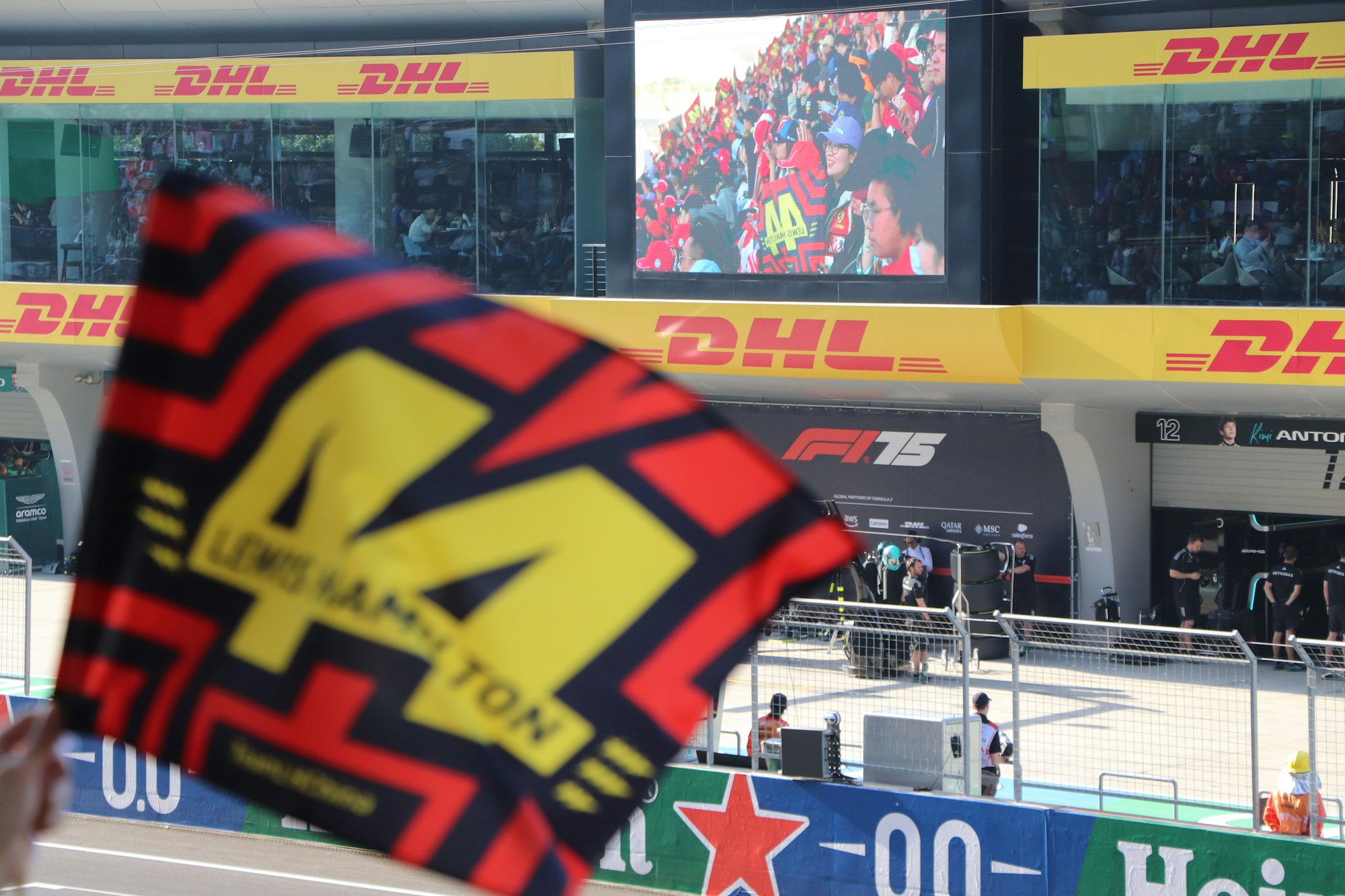 Tifoso che sventola una bandiera in tribuna durante un Gran Premio di Formula 1