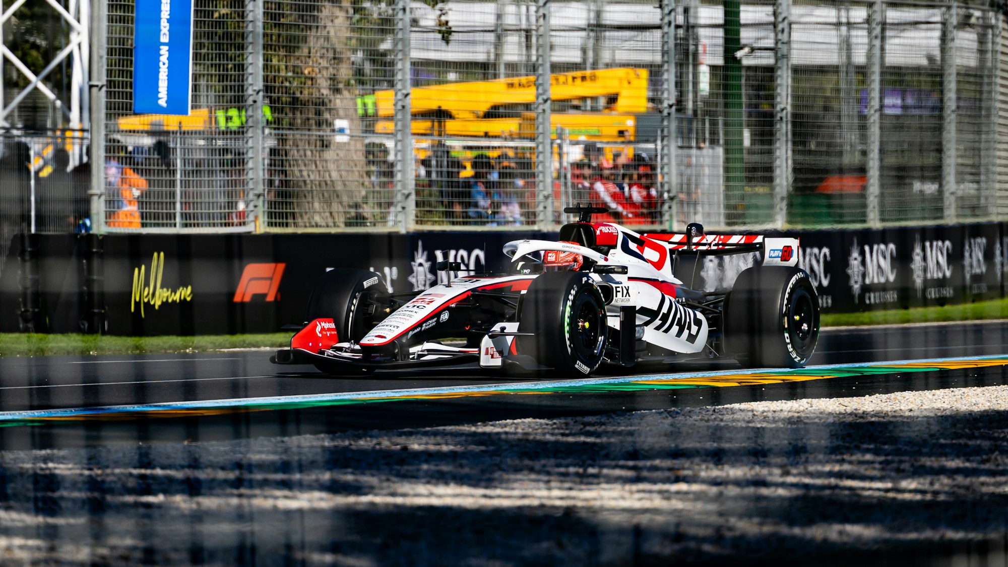 Monoplace de Formule 1 lancée sur un circuit