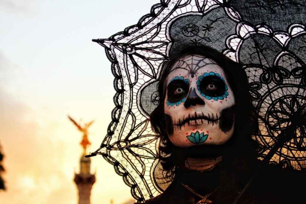 Défilé de catrinas dans les rues de Mexico pendant le Día de Muertos