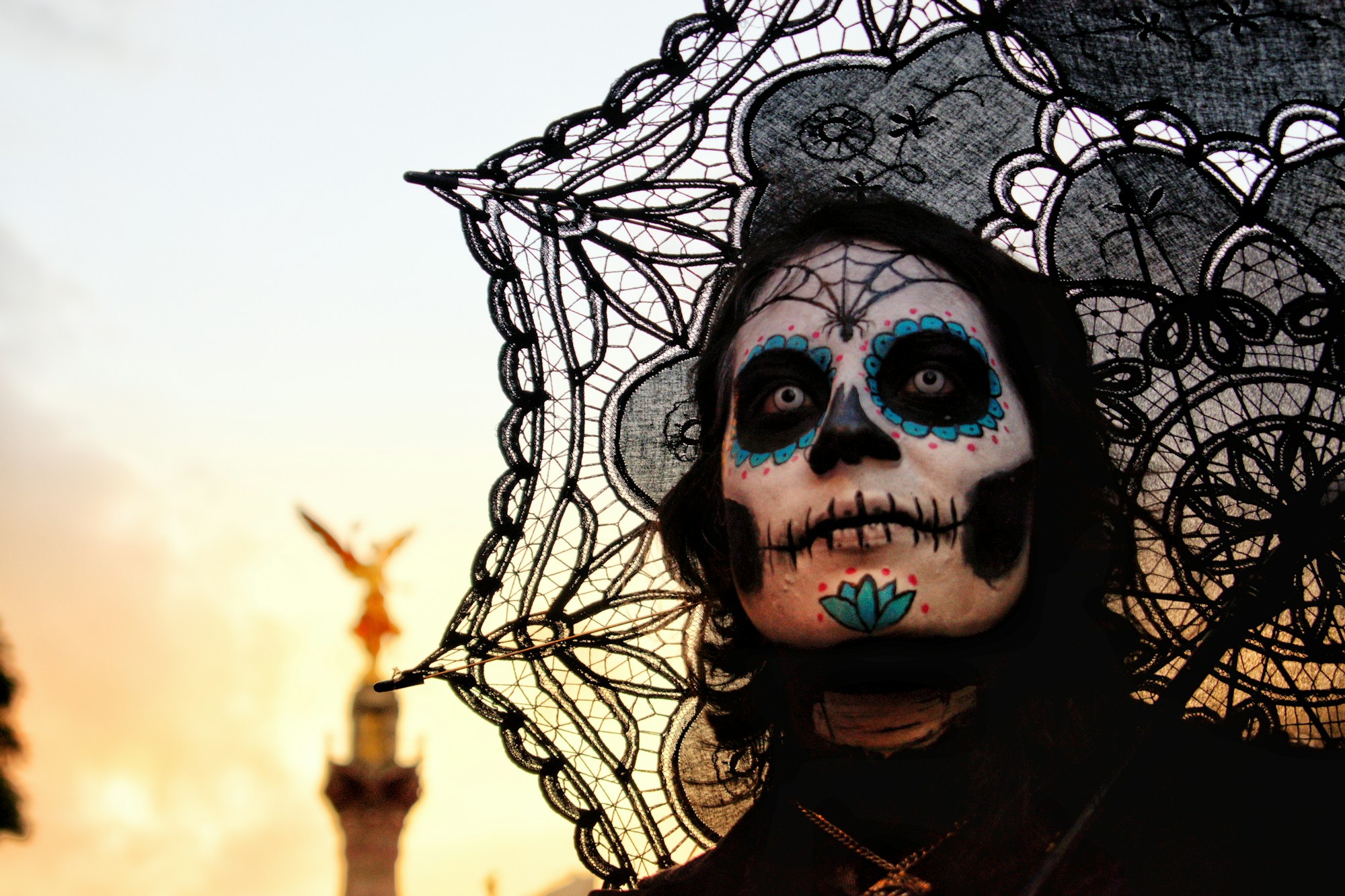 Défilé de catrinas dans les rues de Mexico pendant le Día de Muertos