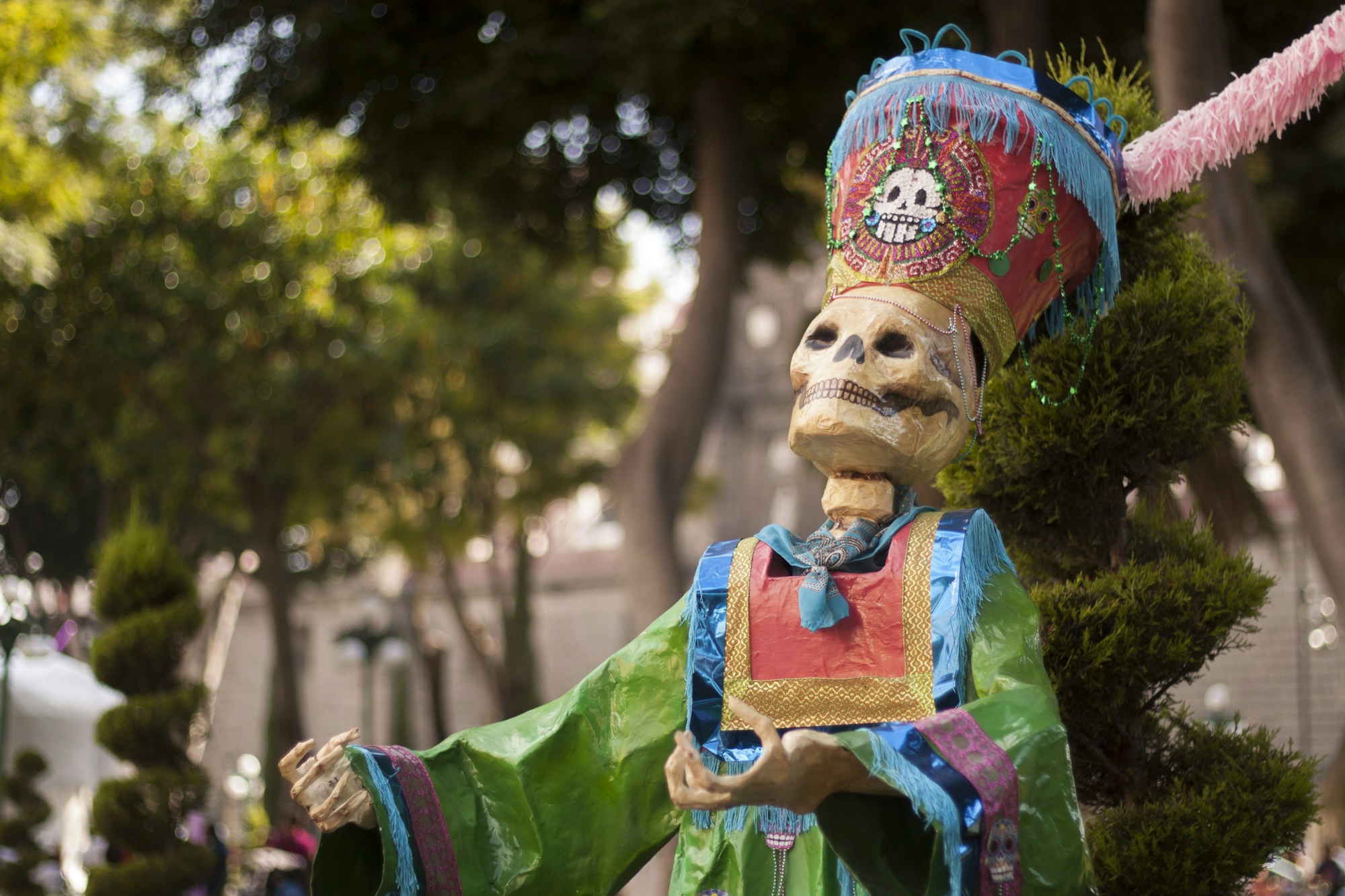 Autel de Día de Muertos décoré de fleurs de cempasúchil