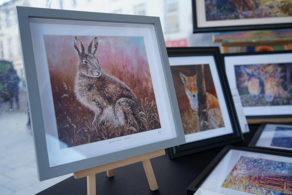 Tirages encadrés d'animaux accrochés dans une salle d'exposition