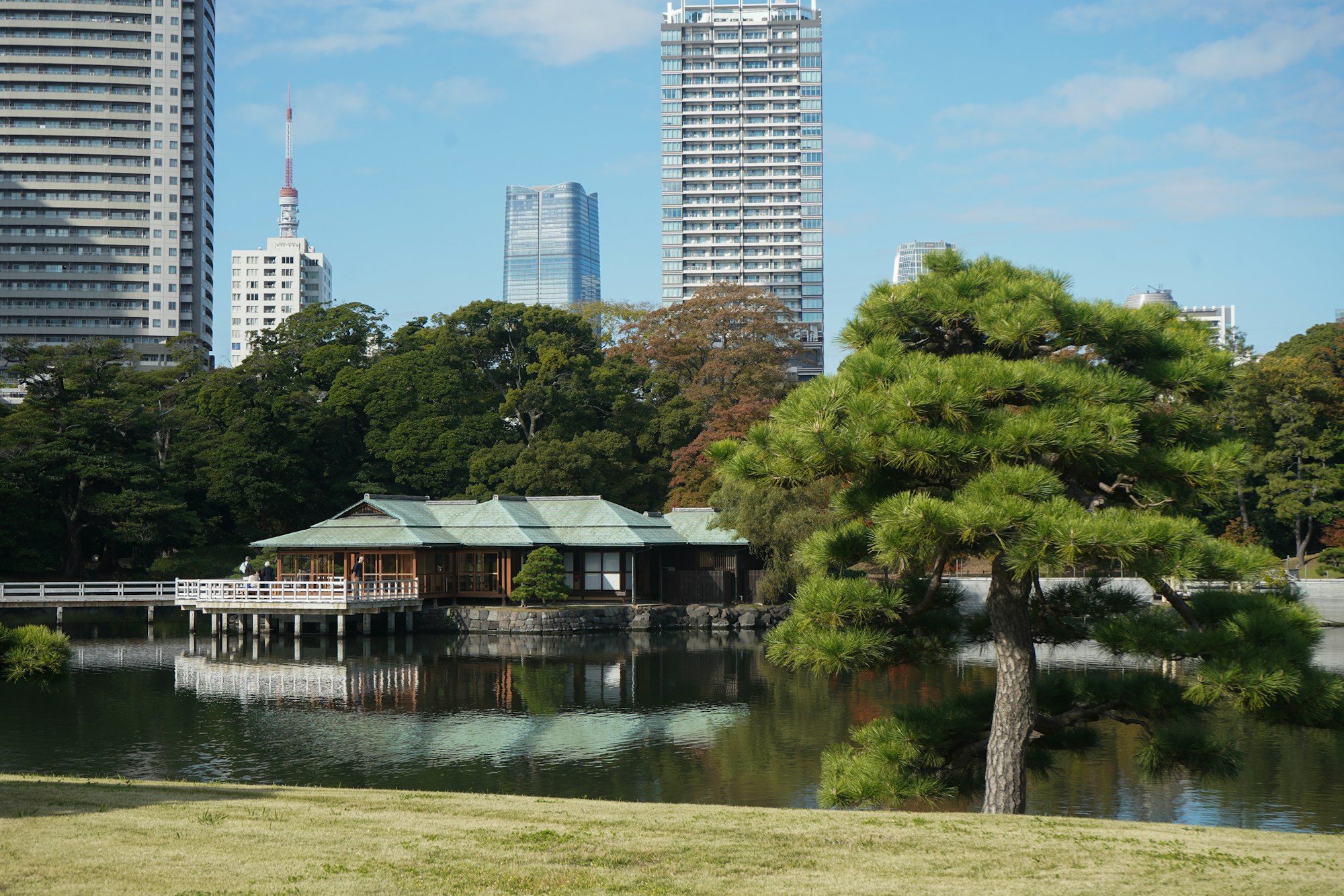 Teahouse on the pond shore in Hama-rikyu Garden
