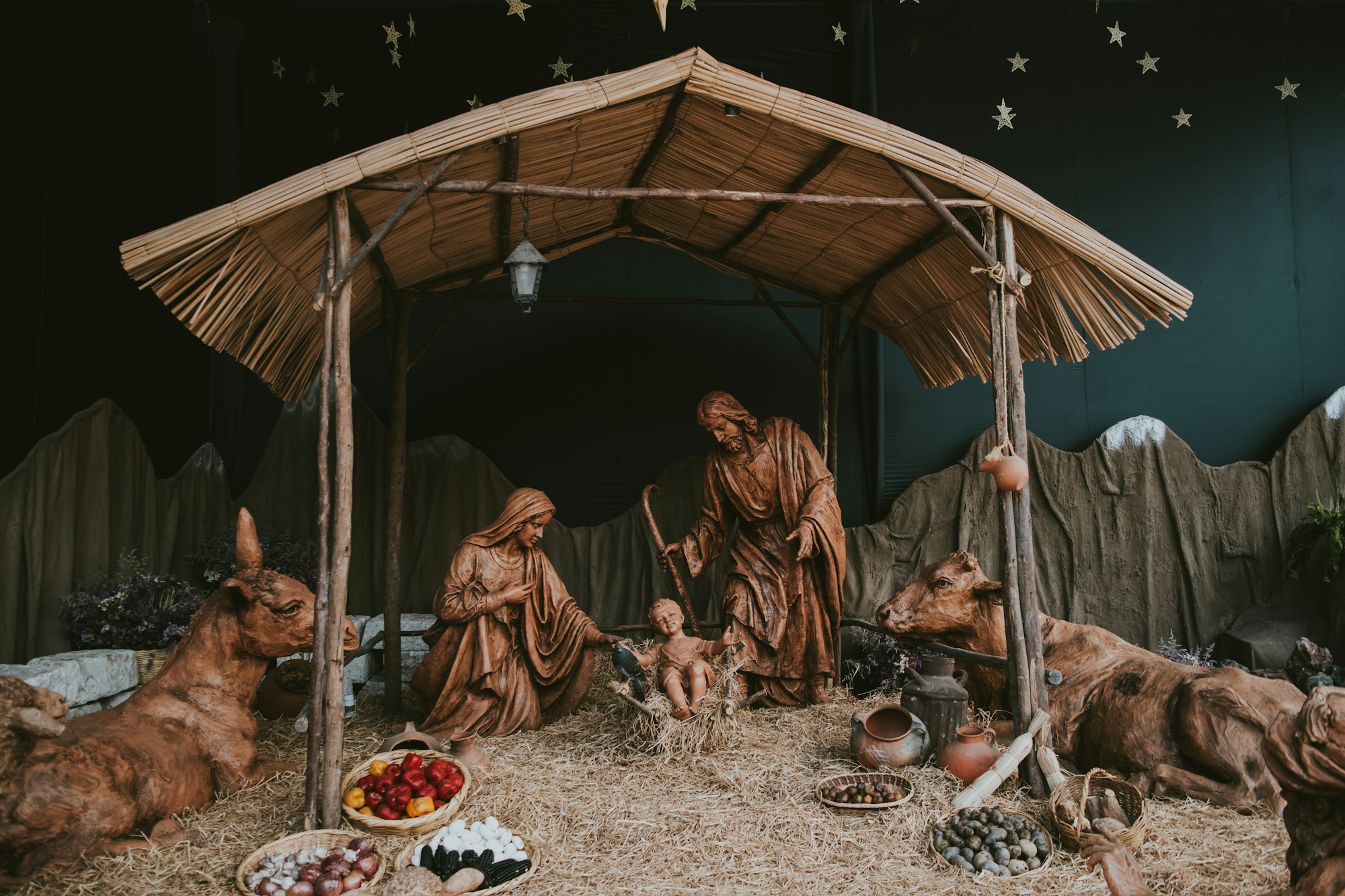 Presepe di Natale con statuine, paglia e capanna di legno