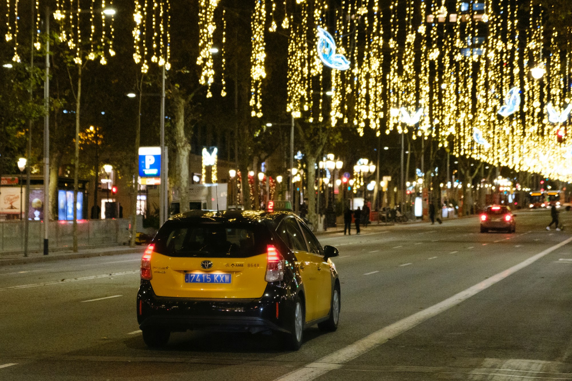 Via di Barcellona decorata con luci natalizie