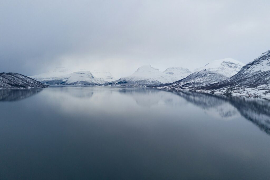Fjord norvégien en hiver, eau sombre entre des parois de montagne