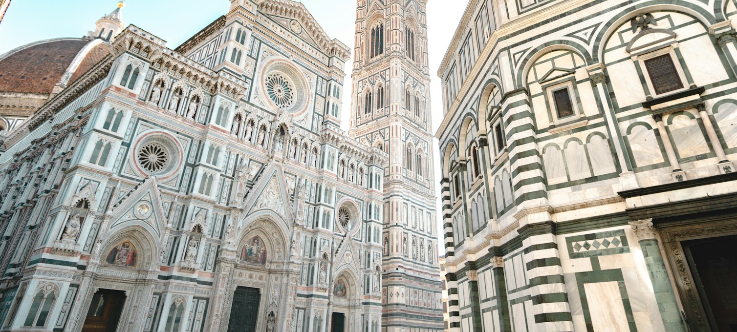 Façade et coupole de la cathédrale de Florence vues depuis la piazza
