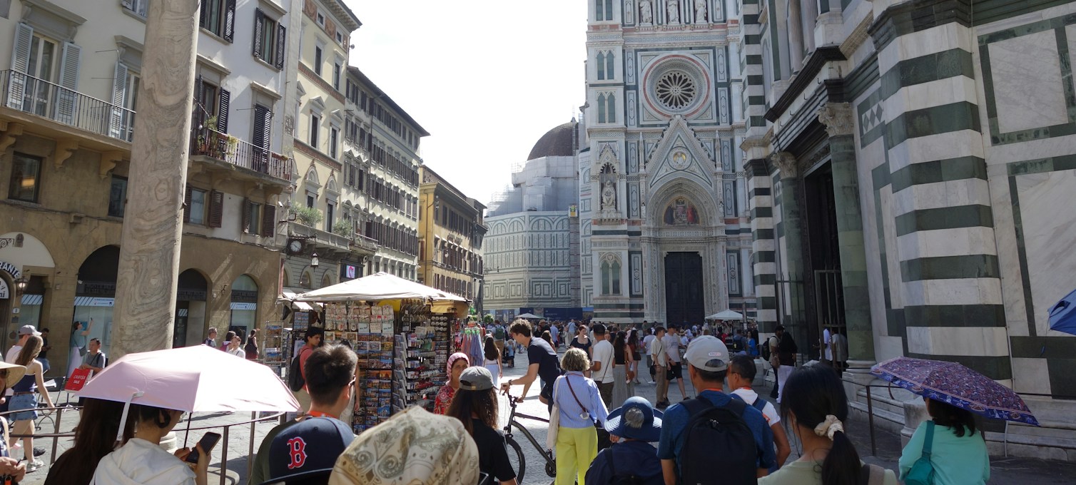 Visiteurs sur la place devant la cathédrale de Florence