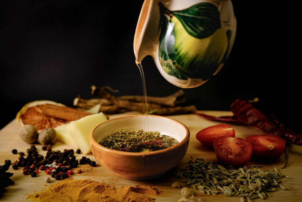 Huile d'olive versée dans un bol avec des herbes fraîches