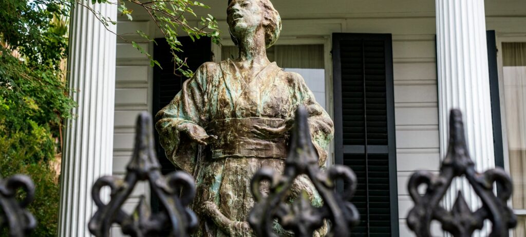 Maison victorienne du Garden District entourée de végétation