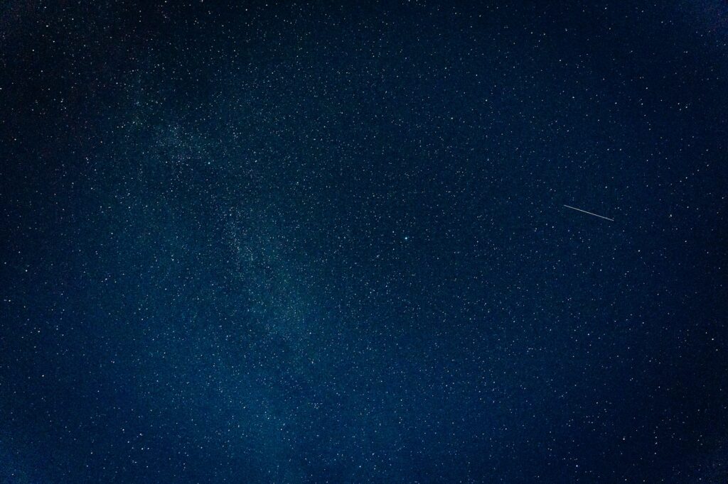 Ciel nocturne avec traînées de météores, Géminides décembre 2026
