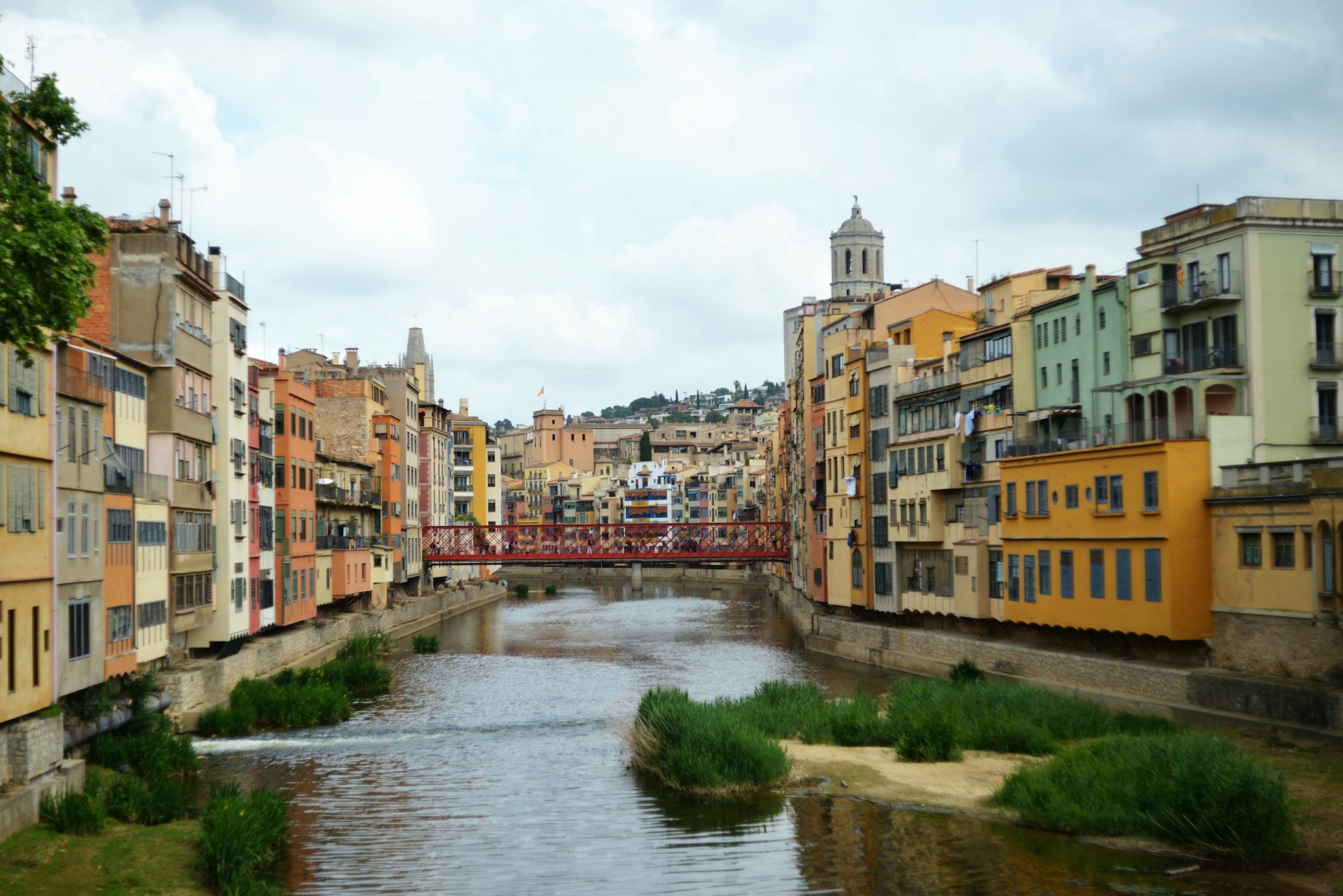 Altstadt von Girona mit bunten Häusern am Fluss