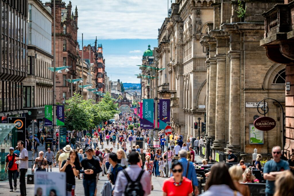 Rue commerçante de Glasgow, Buchanan Street, par temps ensoleillé