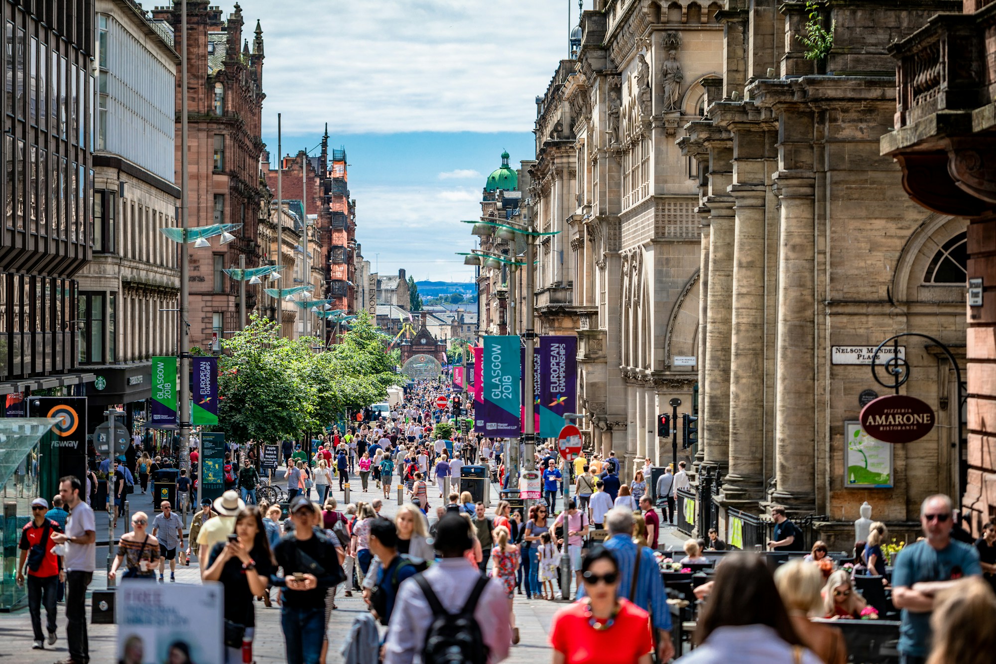 Einkaufsstraße in Glasgow, Buchanan Street, bei sonnigem Wetter