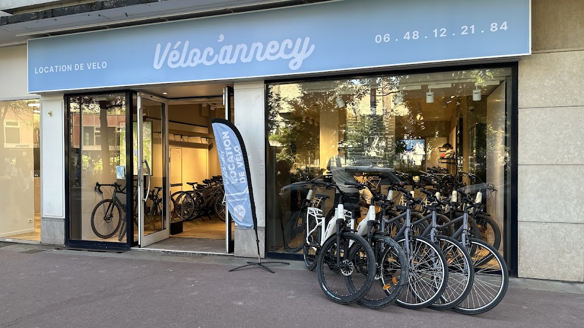À vélo sur la piste du lac vers Sevrier – 7 Rue Président Favre, 74000 Annecy, France (photo 1)