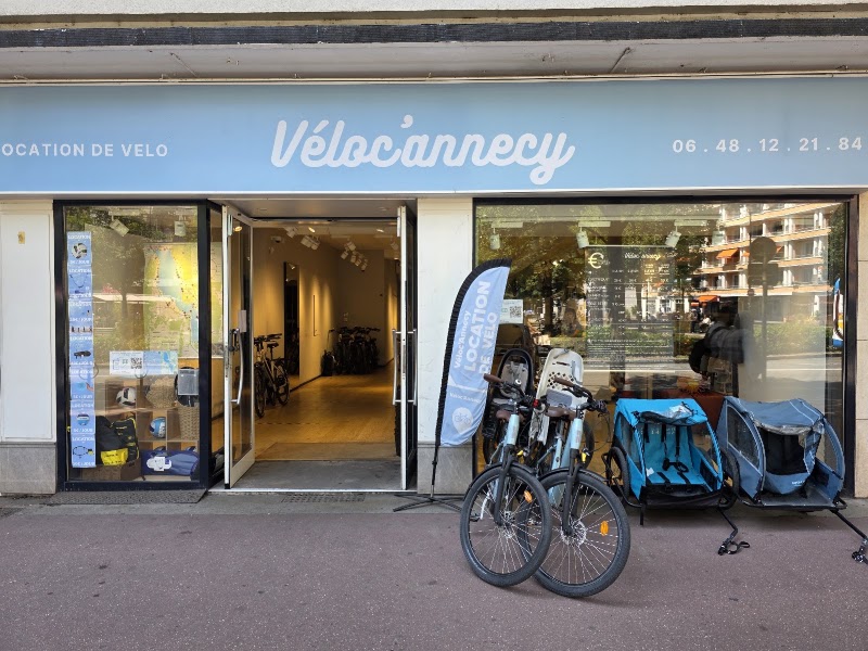 À vélo sur la piste du lac vers Sevrier – 7 Rue Président Favre, 74000 Annecy, France (photo 2)