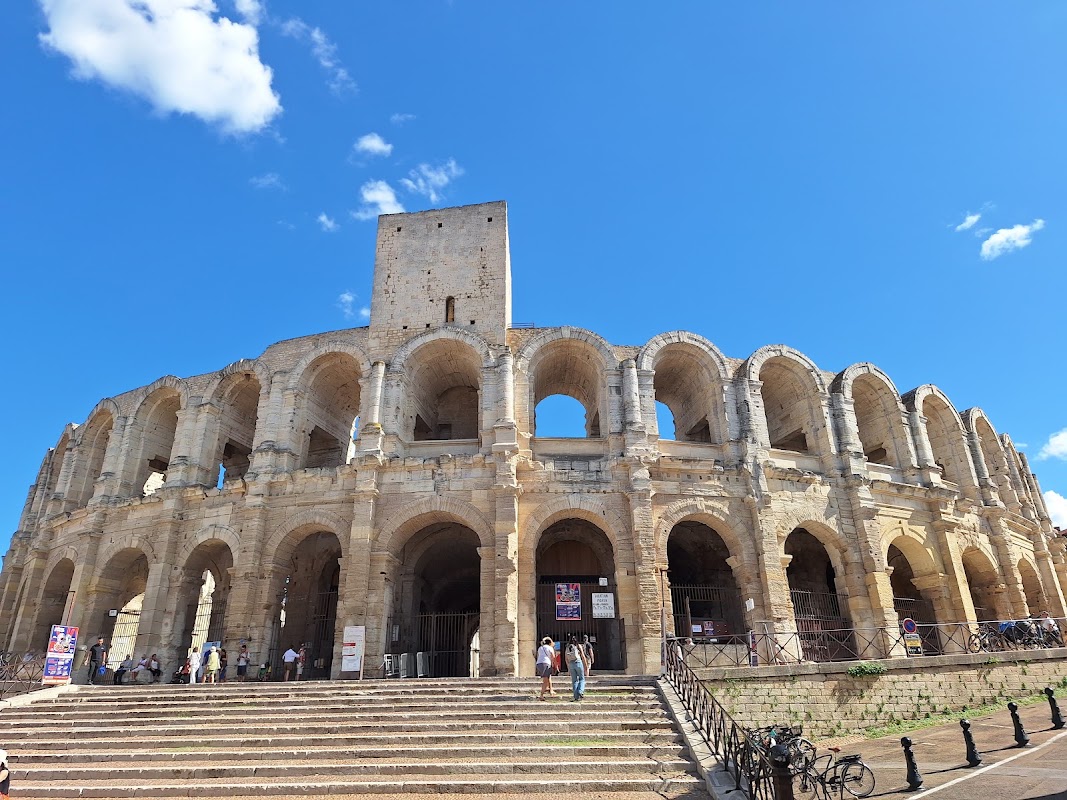 Arles en une journée : marché des Lices, amphithéâtre et théâtre antique – Rond-point des Arènes, 13200 Arles, France (photo 1)