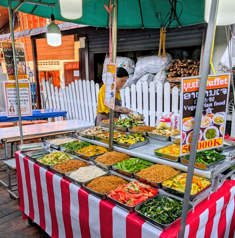 Buffet végétarien du marché de nuit – Ruelle du marché de nuit, Luang Prabang, Laos (photo 3)