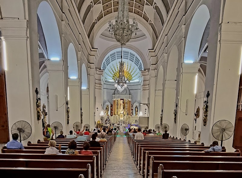 Cathédrale de Santa Marta et sa place – Catedral de Santa Marta, Magdalena, Colombie (photo 2)