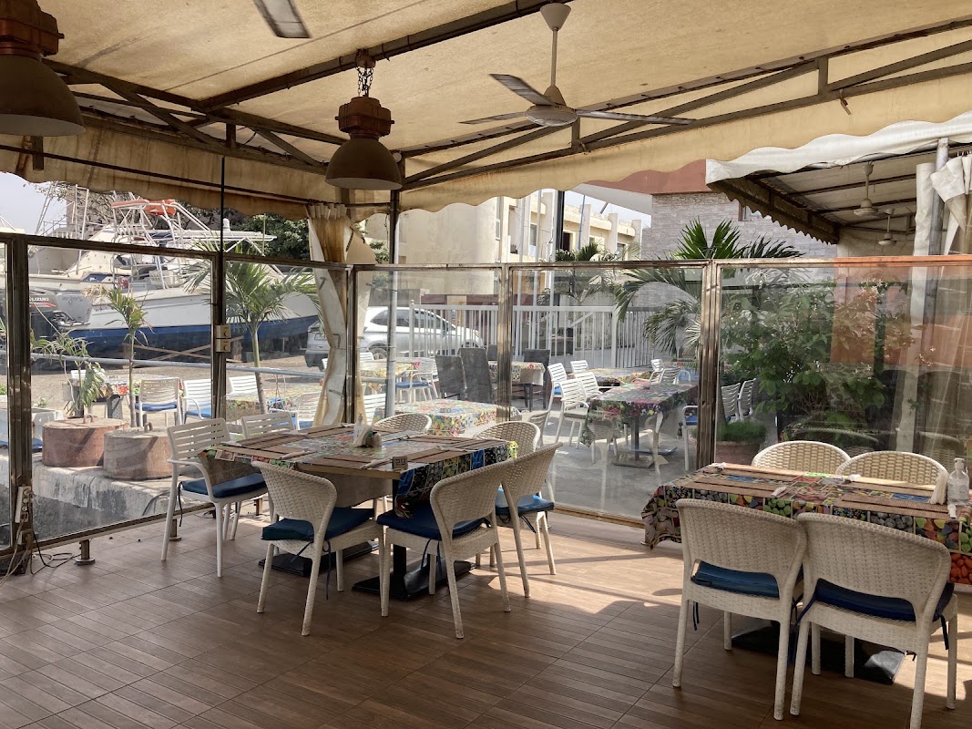 Club de pêche – MHF9+RF7 Embarcadère de Ziguinchor, Av. de la Liberation, Dakar, Sénégal (photo 1)