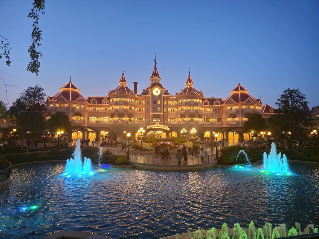 Disneyland Paris, une journée de Noël au Parc Disneyland – Bd de Parc, 77700 Coupvray, France (photo 1)