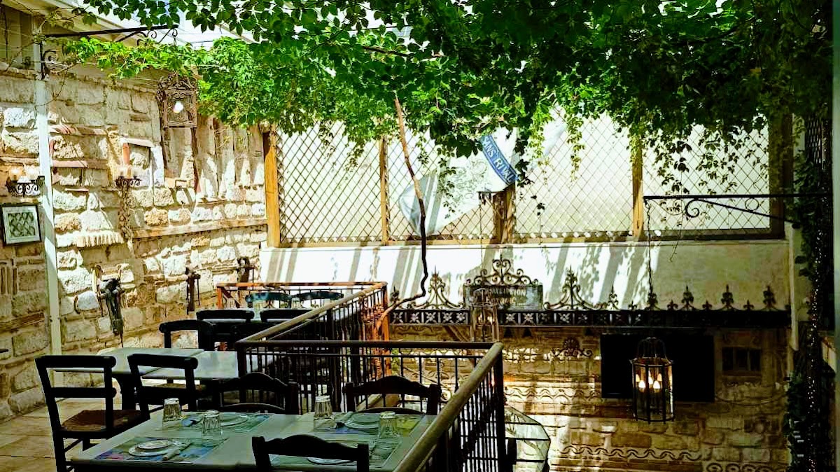 Efcharis Restaurant – Adrianou 49A, 105 55 Athènes (photo 1)