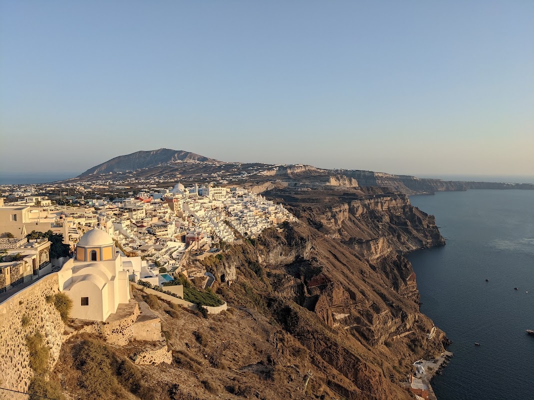 Fira et la corniche vers Firostefani – Corniche de Fira, Santorin, Grèce (photo 1)