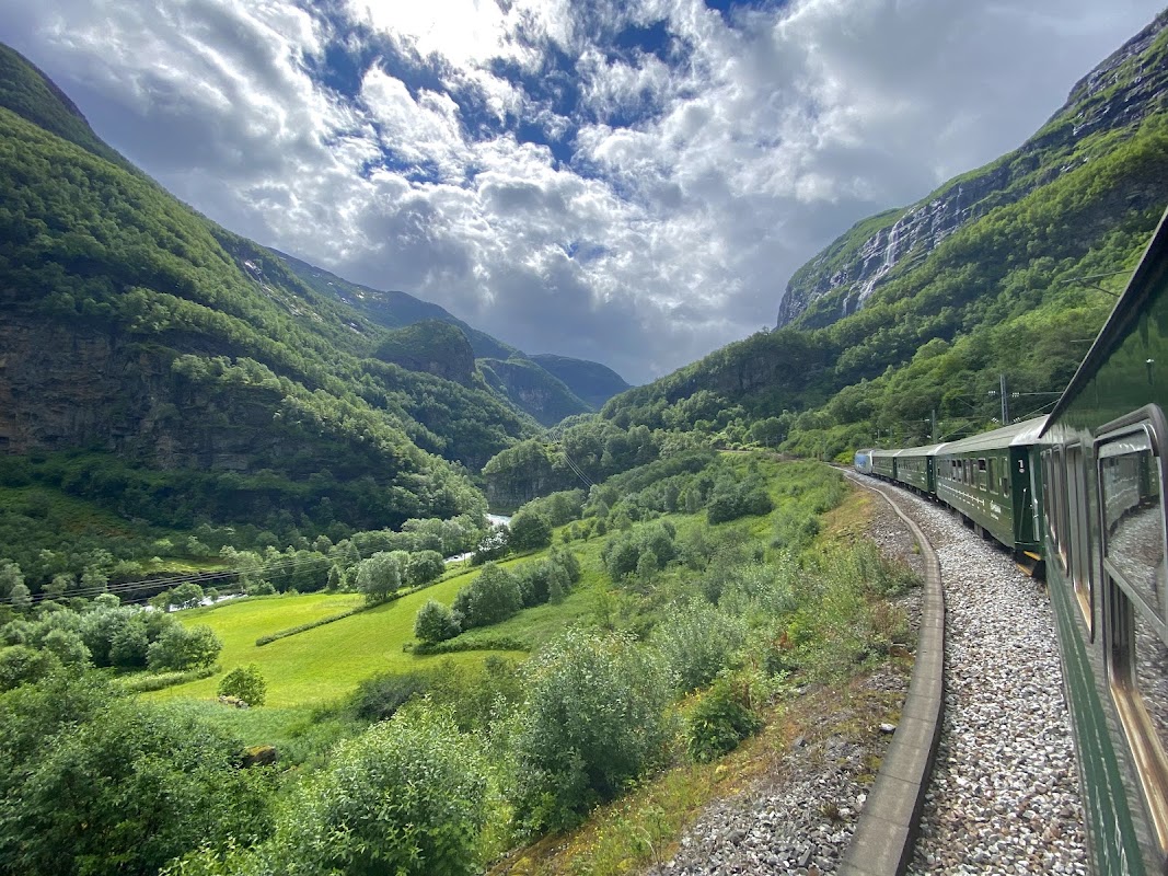 Flåm, village et gare de la Flåmsbana – Flåm stasjon, 5743 Flåm, Norvège (photo 1)
